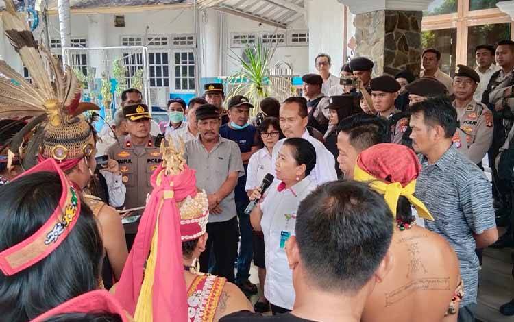 Wakil Rektor Bidang Akademik Natalia Asi saat menerima aksi damai dari Aliansi Utus Dayak Mantehau. (FOTO: IST)