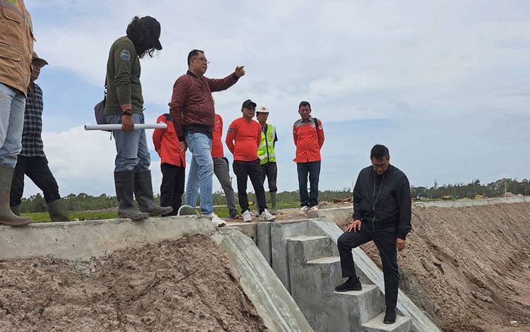 Monev pembangunan Kawasan Tambak Udang/shrimp estate di Desa Sei Raja Kecamatan Jelai Kabupaten Sukamara. (FOTO: IST)