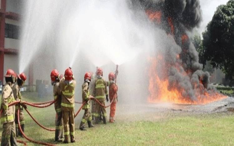 Praktek pemadaman Fire Stream. Plt. Kepala Badan Penanggulangan Bencana dan Pemadam Kebakaran (BPBPK) Kalteng, Ahmad Toyib mengingatkan pentingnya penguasaan skill bagi aparatur pemadam kebakaran. (FOTO: BPBPK KALTENG)