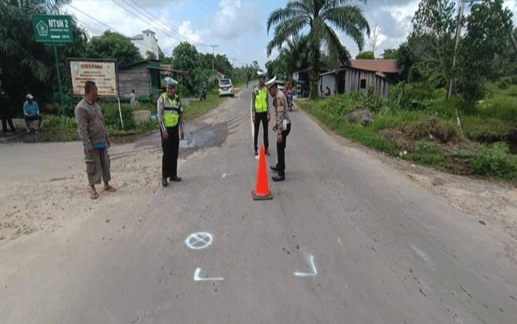 Petugas Kepolisian saat melakukan olah TKP kejadian lakalantas di Jalan HM Arsyad, Samuda, Kecamatan Mentaya Hilir Selatan. (FOTO: IST)