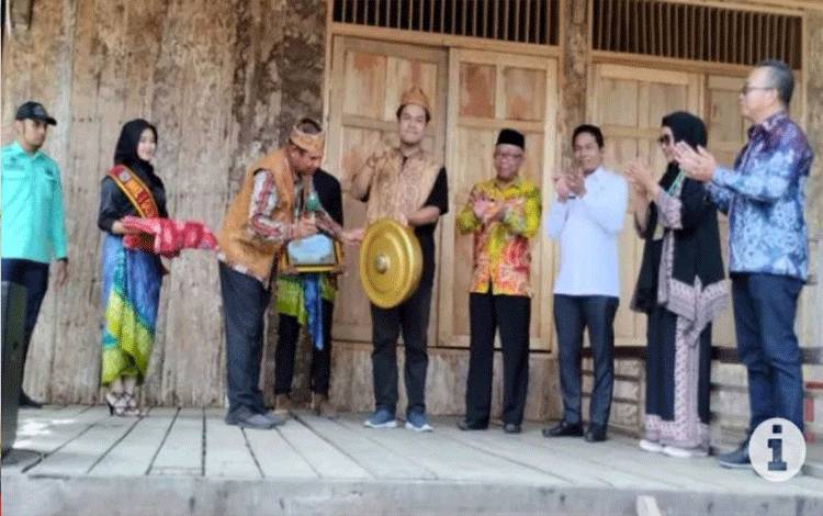 Kamal Rimosan (ketiga dari kiri) Inspektorat II perwakilan Kementerian Pariwisata dan Ekonomi Krearif membuka Mesiwah Pare Gumboh ke-5 di Desa Liyu Kabupaten Balangan. (ANTARA/Herlina Lasmianti)