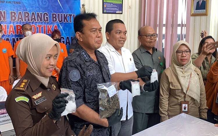 Kabid Pemberantasan BNNP Kalteng Kombes Pol Agustiyanto (dua dari kiri) saat menunjukkan barang bukti ganja kering, Selasa, 25 Juli 2023 (Foto : Pathur)