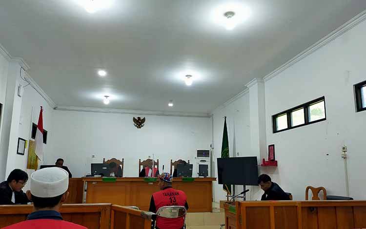 Terdakwa saat menjalani persidangan di Pengadilan Negeri Palangka Raya, Selasa, 25 Juli 2023. (FOTO: APRIANDO)