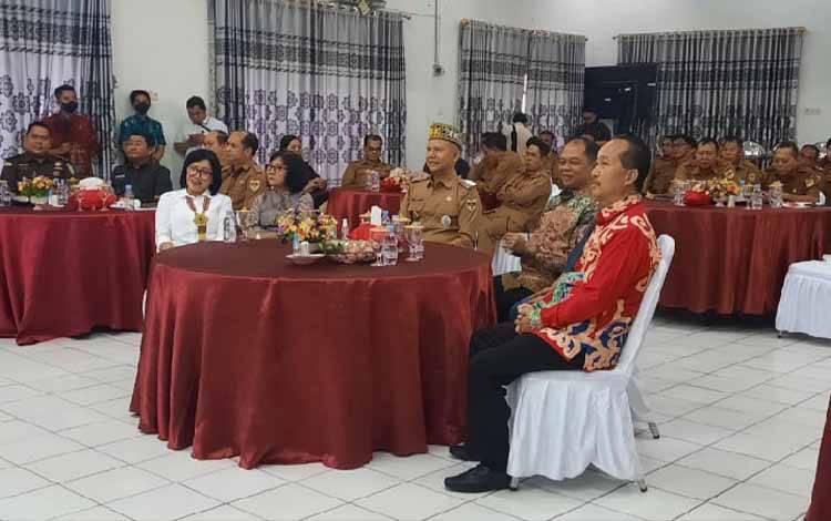  Bupati Gunung Mas Jaya S Monong (tengah) bersama dengan Rektor UPR Salampak dan lainnya, Selasa, 25 Juli 2023. (FOTO: IST)
