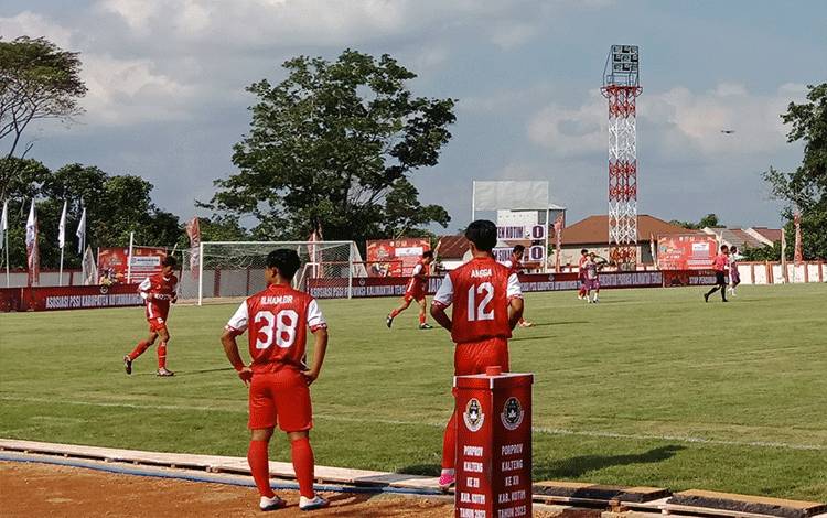 Atlet Kotim saat bertanding sepakbola melawan Sukamara, Selasa, 25 Juli 2023.(FOTO: DEWIP)