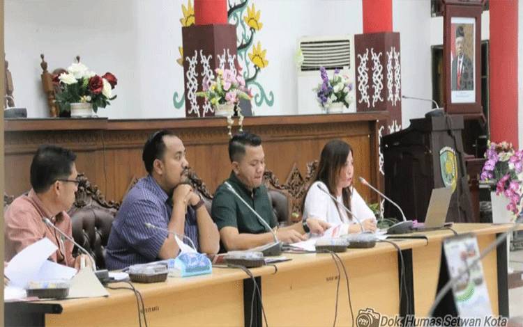 Konsultasi Publik dua Rancangan Perda inisiatif DPRD Palangka Raya. (FOTO: SETWAN)
