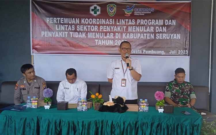 Kepala Dinas Kesehatan Kabupaten Seruyan, dr Bahrun Abbas, pada kegiatan pertemuan lintas sektor terkait pencegahan penyakit menular dan tidak menular di Kabupaten Seruyan (FOTO: FAHRUL)