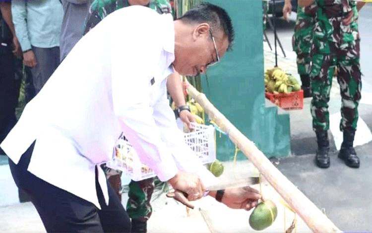 Wakil Bupati Barito Utara, Sugianto Panama Putra saat melakukan potong hompong dalam rangka menyambut Letkol Inf Agus Salim Tuo yang dilaksanakan di Makodim 1013 Muara Teweh, Rabu 26 Juli 2023. (Foto: Dhani)