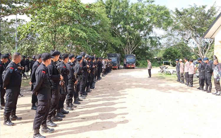 Kapolres Seruyan AKBP Ampi Mesias Von Bulow memimpin pelaksanaan Apel Konsolidasi bersama seluruh personel gabungan (Foto : Polres Seruyan)
