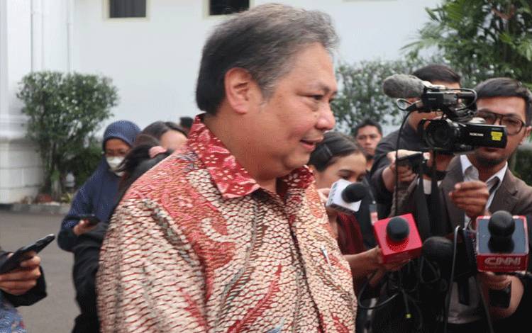 Menteri Koordinator bidang Perekonomian Airlangga Hartarto di lingkungan istana kepresidenan Jakarta pada Rabu (26/7/2023). (ANTARA/Desca Lidya Natalia)