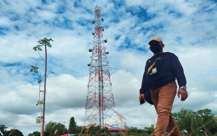 Dokumentasi. Warga melintasi menaga telekomunikasi di Kota Palangka Raya. (ANTARA/Rendhik Andika)
