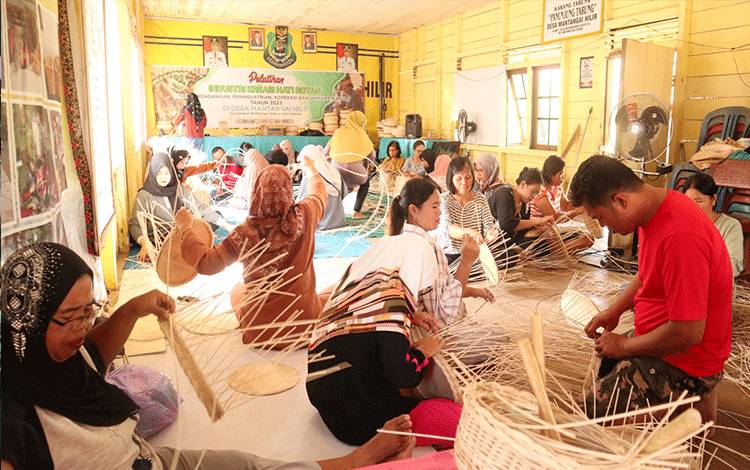 Pelatihan kreasi anyaman hati rotan di Desa Mantangai Hilir, Kecamatan Mantangai 25 - 27 Juli 2023. (FOTO: IST)