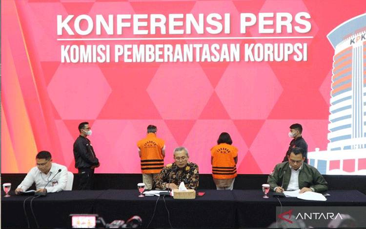 KPK hadirkan dua dari lima tersangka kasus dugaan suap pengadaan proyek alat deteksi korban reruntuhan di Basarnas, dalam jumpa pers di Gedung Merah Putih KPK, Jakarta Selatan, Rabu (26/7/2023). ANTARA/Fianda Sjofjan Rassat