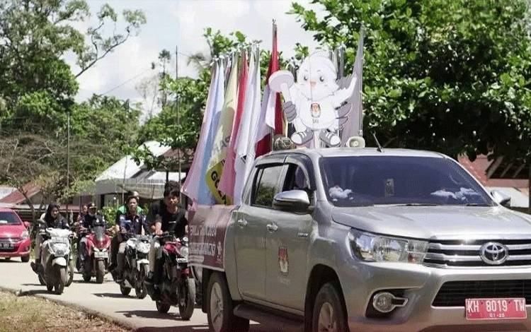 KPU Kabupaten Lamandau tengah mengarak bendera partai politik peserta pemilu serentak tahun 2024. (FOTO : HENDI NURFALAH)
