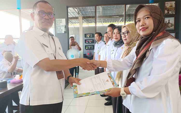 Kadis Kesehatan Seruyan dr Bahrun Abbas, menyerahkan sertifikat standar Puskesmas kepada Puskesmas se Kabupaten Seruyan. (FOTO: FAHRUL)