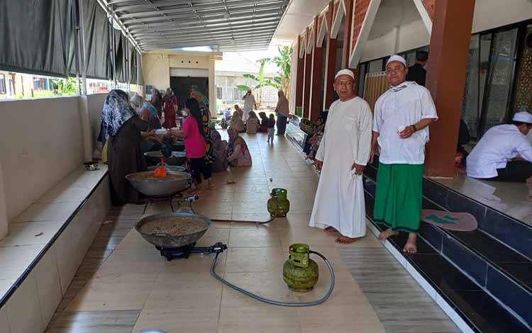 Ketua panitia 10 Muharram Muslihudin saat mengecek pembuatan bubur Asyura di Masjid Al Sayedah Maryam, Jumat, 28 Juli 2023. (FOTO: PATHUR)
