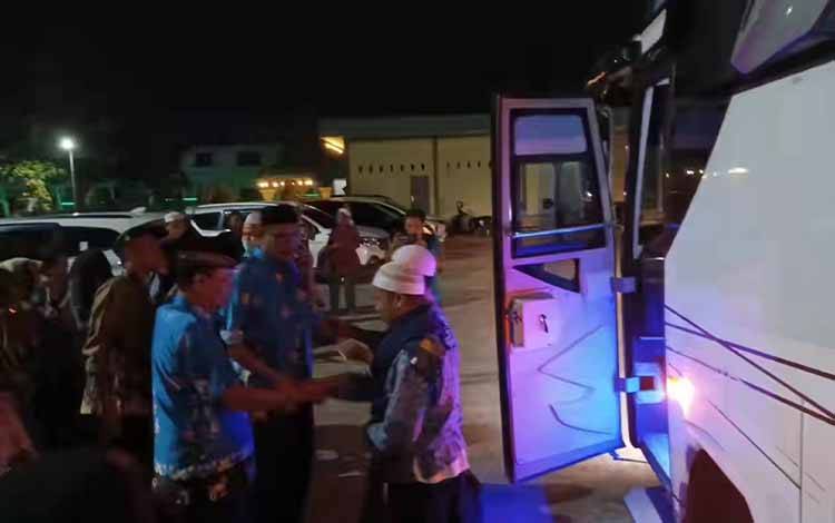 Kedatangan rombongan terakhir jemaah haji tiba di Kota Kuala Kapuas, Jumat malam, 28 Juli 2023. (FOTO: IST)