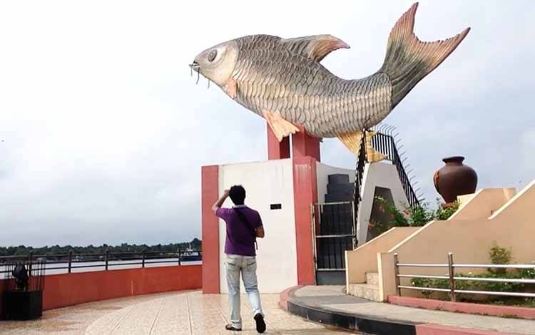 Ikan Jelawat ikon kota sampit. Ivo Sugianto Sabran menilai beberapa bahan pangan lokal Kalteng miliki kandungan gizi tinggi tidak kalah dengan makanan mahal. (FOTO: MAYBI PRABOWO)