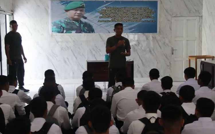 Dandim 1011 Kuala Kapuas, Letkol Inf Khusnun Dwi Putranto saat beri motivasi casis Bintara TNI AD 2023. (FOTO: IST)