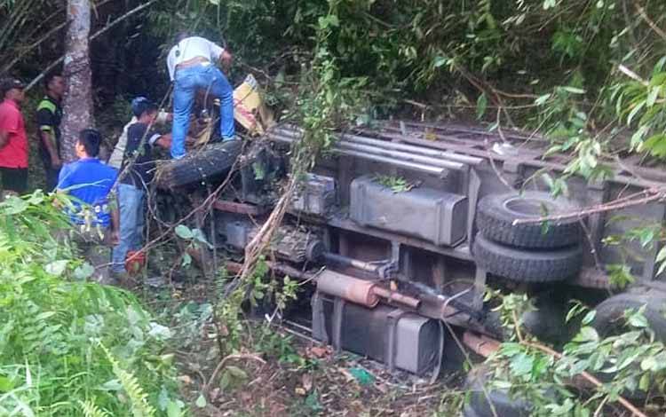 Truk pengangkut rotan dengan nomor polisi KH 8609 EO terbalik di Desa Dayu Kabupaten Barito Timur, Sabtu, 29 Juli 2023. (FOTO: BPK SAMUJA)