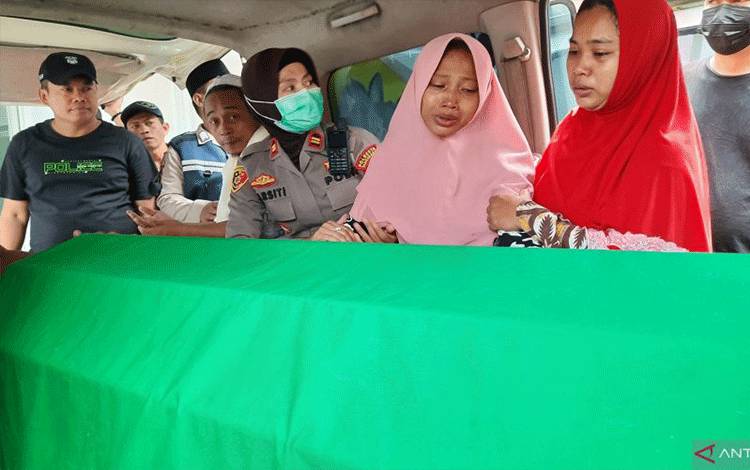 Keluarga korban penganiayaan anak tengah mengantarkan jenazah usai dilakukan outopsi di RSUD Balaraja, Tangerang, Banten. ANTARA/Azmi Samsul Maarif