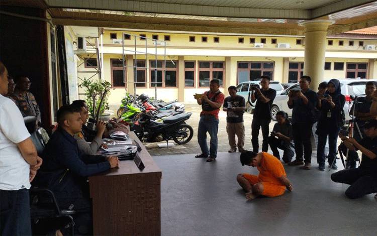 Pelaku pembunuhan mantan istri yang telah buron selama 8 tahun ditangkap oleh pihak kepolisian. Lampung Tengah, Lampung. ANTARA/HO