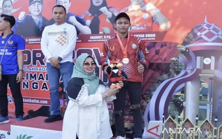 Wakil Bupati Irawati saat pengalungan medali untuk juara salah satu kelas balap motor Porprov XII Kalimantan Tengah di Taman Kota Sampit, (29/7/2023). (ANTARA/HO-IMI Kotim)