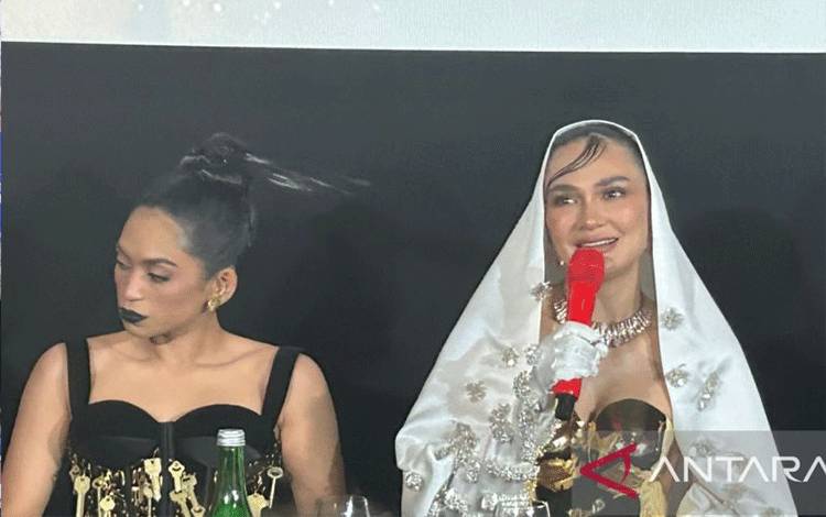 Aktris Taskya Namya (kiri) dan Luna Maya (kanan) saat menghadiri acara penayangan perdana film "Suzzanna Malam Jumat Kliwon" di Jakarta, Sabtu (29/7/2023). (ANTARA/Vinny Shoffa Salma)