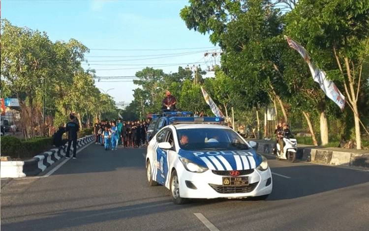 Jajaran Satlantas Polres Kapuas saat lakukan pengawalan dan pengamanan kegiatan Jalan Sehat peringati Harganas di Kapuas, Minggu, 30 Juli 2023. (FOTO: IST)