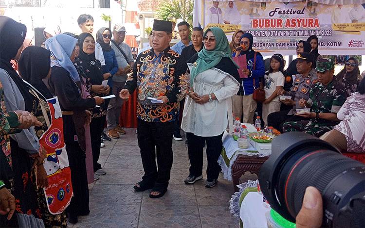 Bupati Kotawaringin Timur Halikinnor saat menghadiri festival bubur asyura di Taman Ikon Jelawat, Sabtu, 29 Juli 2023. (FOTO: DEWIP)