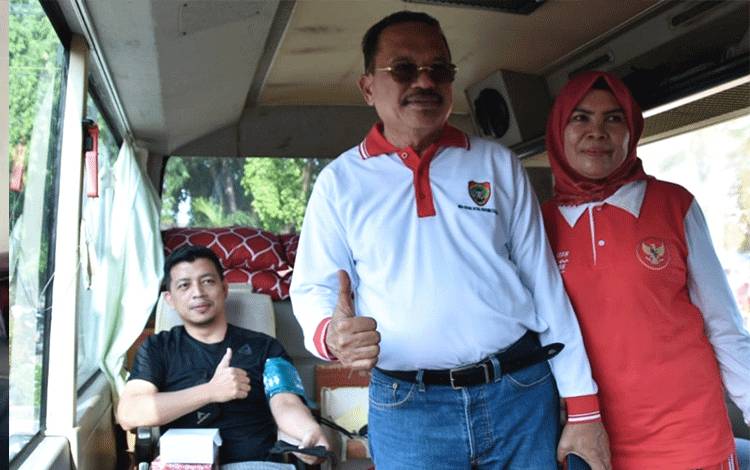 Sekertaris Daerah (Sekda) Kalimantan Tengah (Kalteng), Nuryakin saat meninjau kegiatan donor darah dalam rangkaian pembagian 45.000 bendera kepada masyarakat. (FOTO: IKSAN)