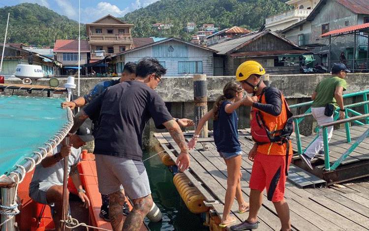 Tim SAR gabungan mengevakuasi tujuh orang WNA, penumpang kapal Yacht Eagle Wings bocor di Perairan Pulau Mentayu, Kabupaten Kepulauan Anambas, Kepri, Sabtu (30/7/2023). (ANTARA/HO-Basarnas Natuna)