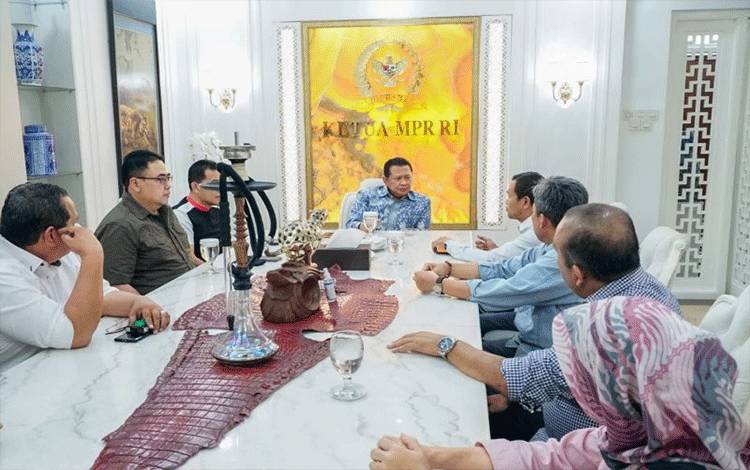 Ketua MPR RI Bambang Soesatyo menerima perwakilan Persatuan Korban Istaka Karya di Jakarta, Kamis (23/3/2023). ANTARA/ HO-Humas MPR RI