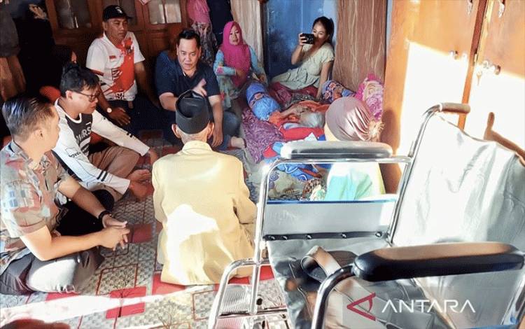 Halikinnor menyerahkan bantuan kursi roda sekaligus membesuk warga yang sakit di Jalan Sampurna Barat Kecamatan Mentawa Baru Ketapang, (30/7/2023). (ANTARA/Norjani)