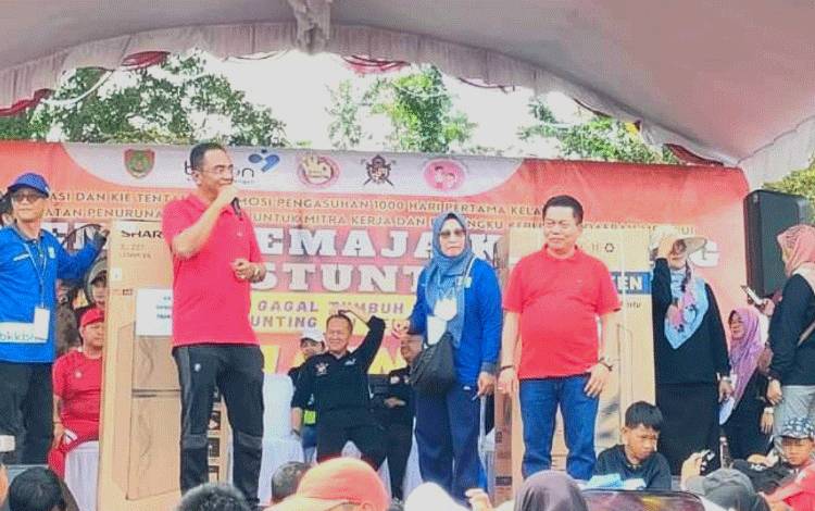 Ketua DPRD Kalteng, Wiyatno (kanan, baju merah) ketika menghadiri peringatan Harganas ke 30 di Kabupaten Kapuas, Minggu, 30 Juli 2023 kemarin. (FOTO: DPRD KALTENG)