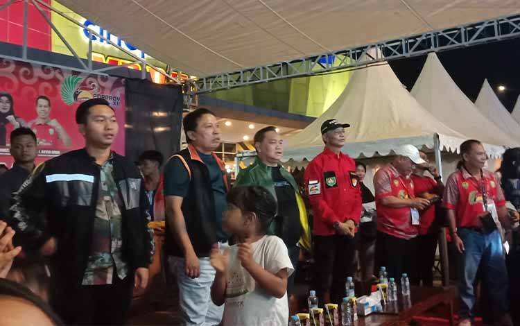 Bupati Kotawaringin Timur Halikinnor saat menyaksikan pertandingan tinju di Borneo Citimall, Sampit, Minggu, 30 Juli 2023. (FOTO: DEWIP)
