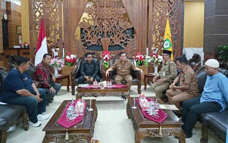 Pertemuan Hairis Salamad dengan Bupati Kotawaringin Timur Halikinnor membahas persiapan MTQ di Parenggean. (FOTO: IST)