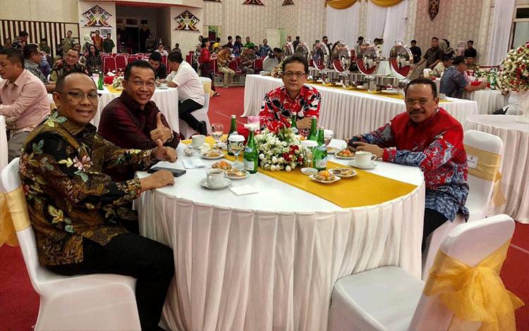 Sekda Kalteng H. Nuryakin saat menghadiri Malam Ramah Tamah Harjad ke 21 Kabupaten Murung Raya. (FOTO: IST)