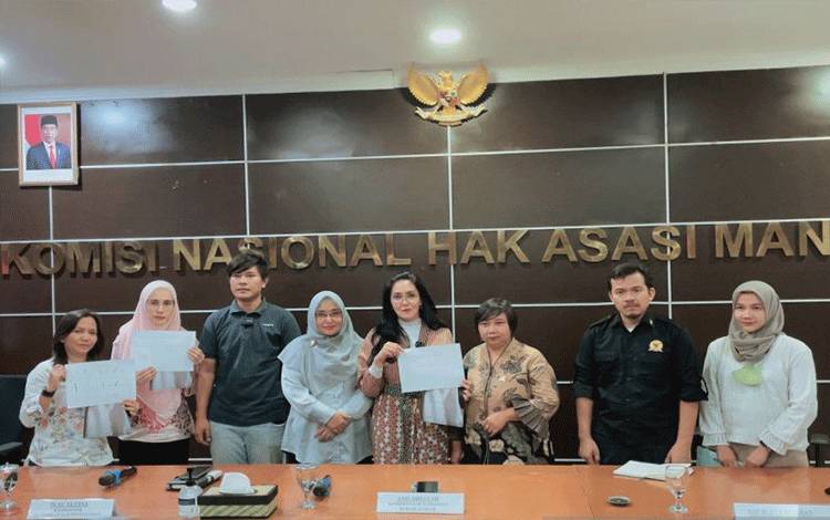 Aktivis Pekerja Migran Indonesia Rieke Diah Pitaloka (empat kanan) mengunjungi Kantor Komnas HAM di Jakarta, Senin (31/7/2023). (ANTARA/Dokumentasi Pribadi)