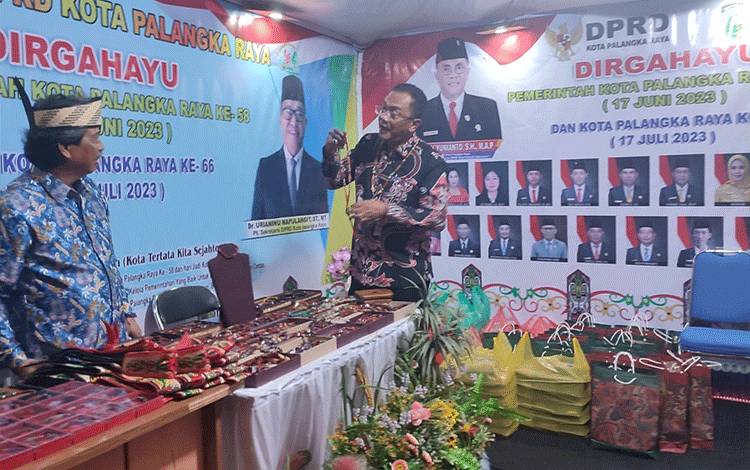 Ketua DPRD Kota Palangka Raya Sigit Karyawan Yunianto saat mengunjungi stand Sekretariat DPRD Kota Palangka Raya di Palangka Raya Fair ( Foto : IST)