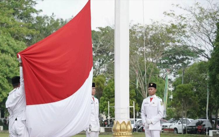 Pengibaran Bendera Merah Putih saat HUT Pemko Palangka Raya.(FOTO: HUMAS)