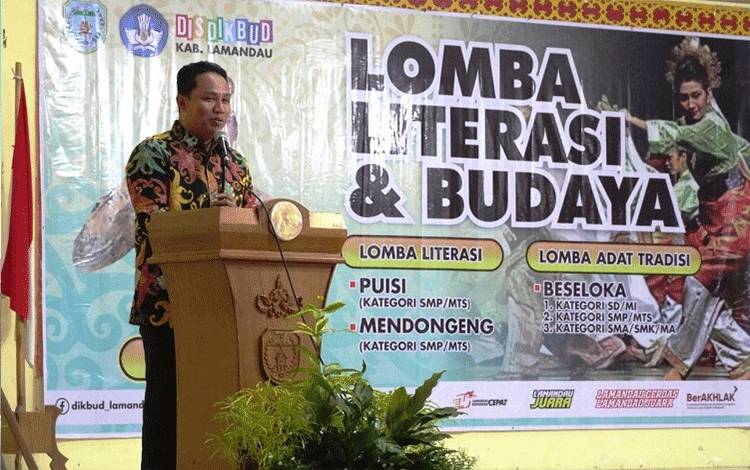 Bupati Hendra Lesmana menyampaikan arahan pada acara pembukaan lomba literasi dan budaya tingkat Kabupaten Lamandau. (FOTO : HENDI NURFALAH)