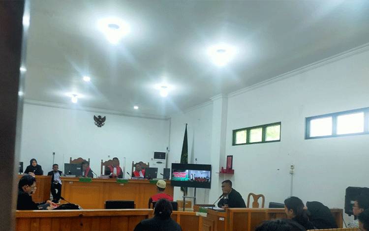 Terdakwa saat menjalani sidang lanjutan di Pengadilan Negeri Palangka Raya (Foto : Apriando)