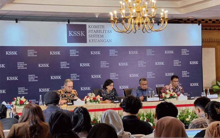 Ketua Dewan Komisioner OJK Mahendra Siregar (kiri) saat menyampaikan pemaparannya dalam konferensi pers hasil rapat KSSK di Jakarta, Selasa (1/8/2023) (ANTARA/Bayu Saputra)