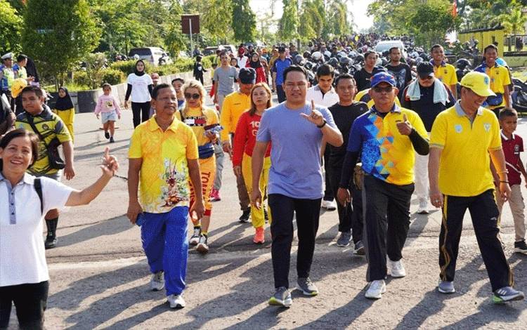 Bupati Lamandau Hendra Lesmana mengikuti jalan sehat dalam rangka peringatan Hari Anak Nasional tahun 2023. (FOTO : HENDI NURFALAH)