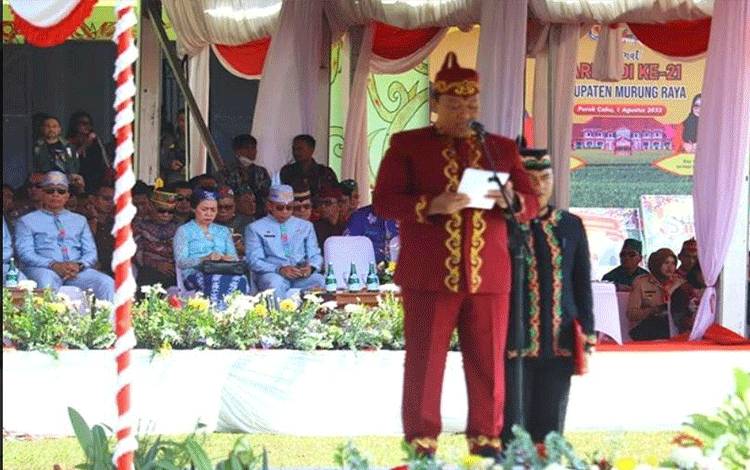 Wakil Gubernur Kalteng, H. Edy Pratowo saat membacakan amanat dari Gubernur Kalteng pada upacara hari jadi Kabupaten Murung Raya ke 21 tahun 2023.