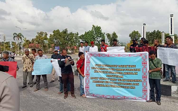 Pelaksanaan aksi damai yang digelar Fordayaka di bundaran area kantor bupati Sukamara, Rabu, 2 Agustus 2023. (FOTO: NORHASANAH)