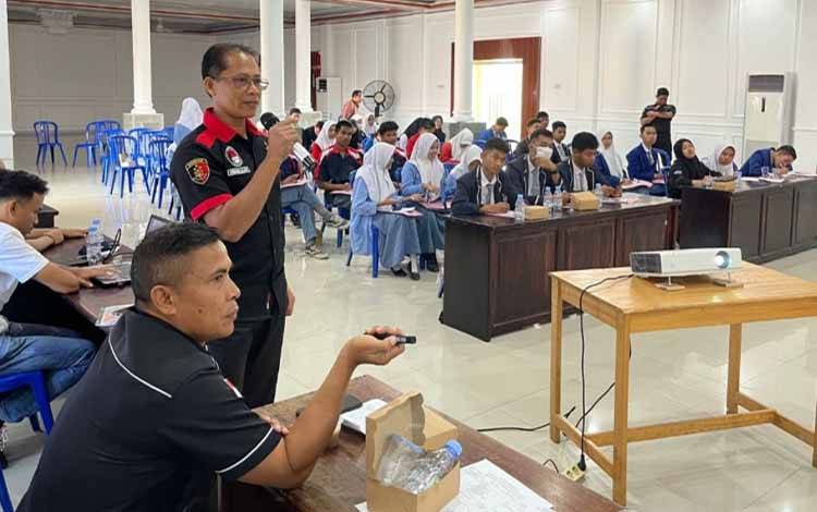 Jajaran Satresnarkoba Polres Kapuas saat berikan penyuluhan di kalangan pelajar, Rabu, 2 Agustus 2023. (FOTO: IST)