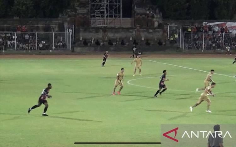 Garuda United U-17 saat menghadapi Barcelona Juvenil A dalam laga uji coba di GOR Ngurah Rai Denpasar, Bali, Rabu (2/8/2023). ANTARA/Ni Putu Putri Muliantari