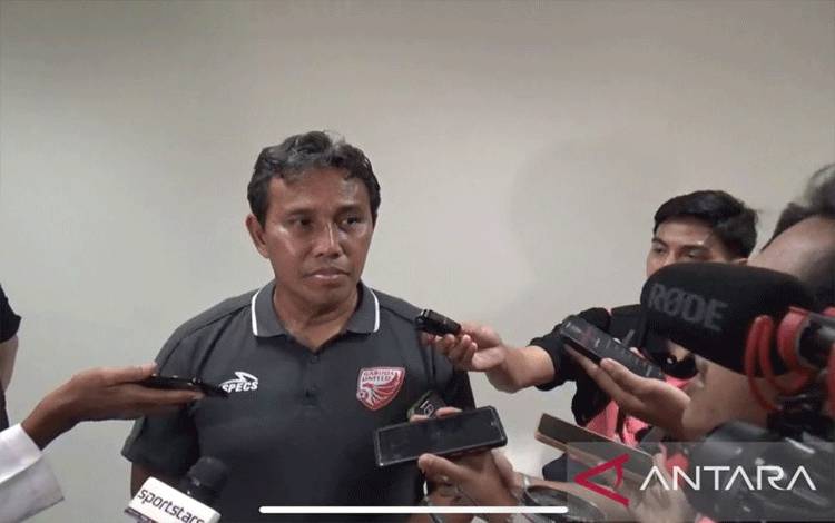 Pelatih Timnas U-17 Bima Sakti saat diwawancara soal komunikasinya dengan Frank Wormuth di Denpasar, Bali, Rabu (2/8/2023). ANTARA/Ni Putu Putri Muliantari